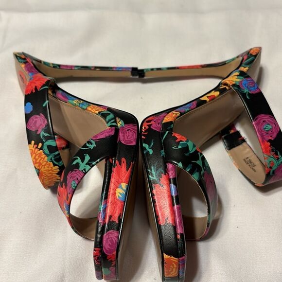 BCBGeneration Size 8.5 five-inch open toe strappy heels - Picture 4 of 10